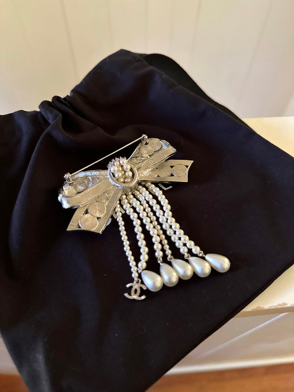 Chanel Faux Pearl & Strass Bow Brooch