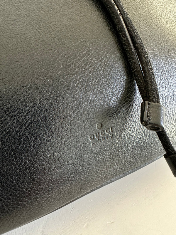Gucci Twist Shoulder Bag Logo Detail