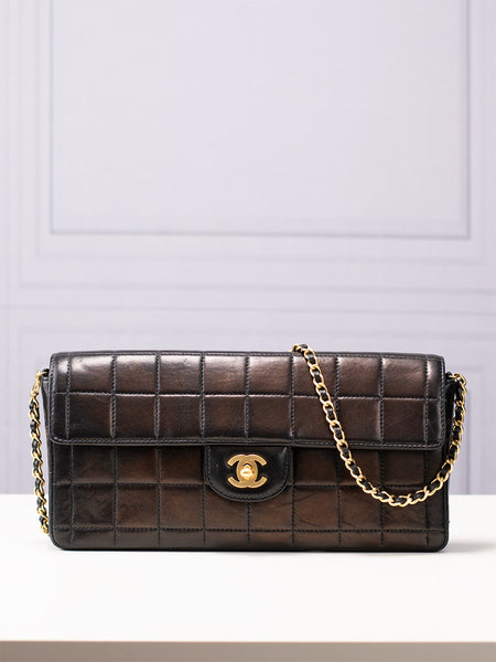 Chanel Chocolate Bar E/W Flap Bag – Handbag Social Club display picture 2
