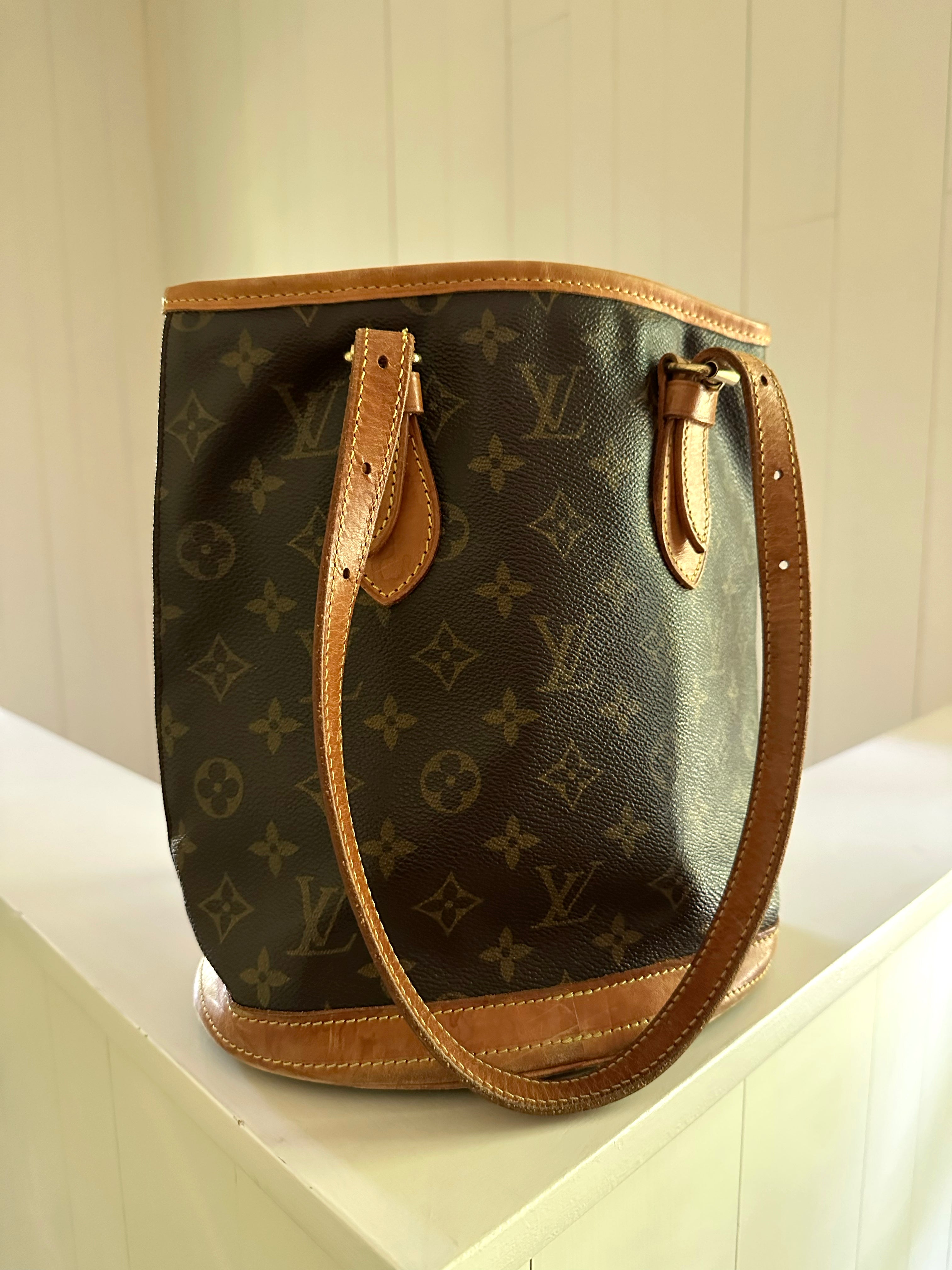 LOUIS VUITTON. Bucket bag Petit Noé in epis and smooth…