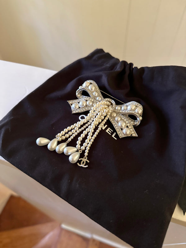 Chanel Faux Pearl & Strass Bow Brooch